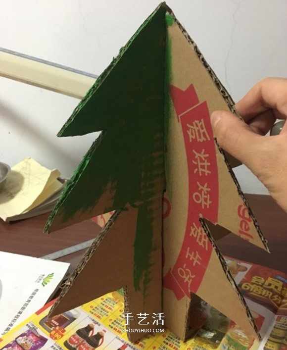 自制大圣诞树的方法 瓦楞纸制作大立体圣诞树