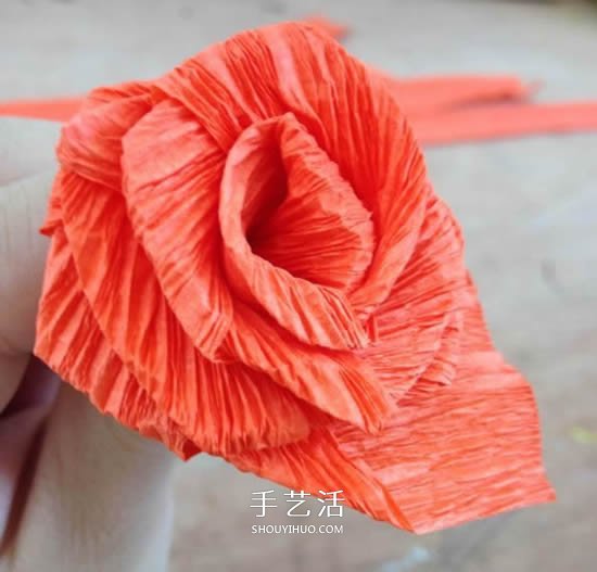 手工皱纹纸玫瑰花做法 玫瑰花皱纹纸花的折法