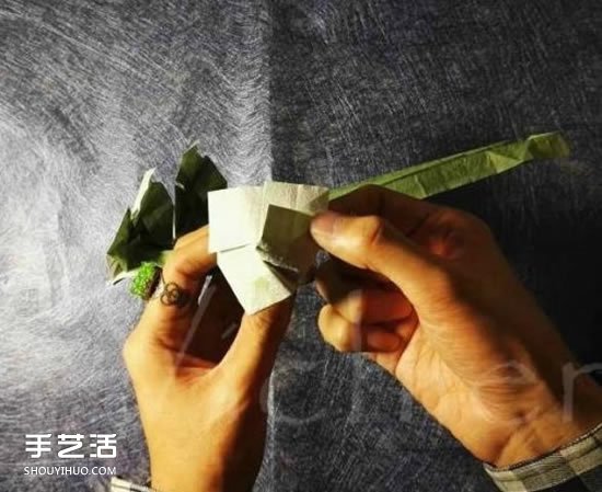 三生玫瑰花的折纸图解 一张纸折出三朵玫瑰花