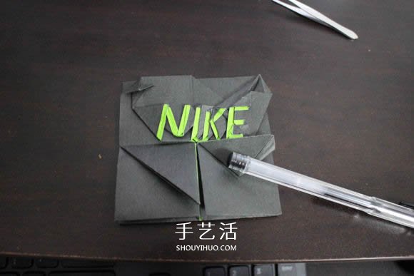 耐克标志的折纸方法 怎么折NIKE标志的图解