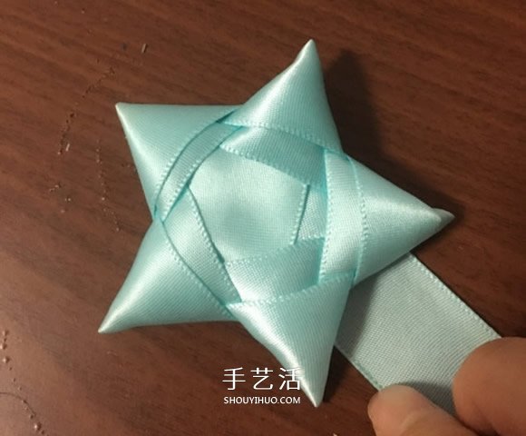 怎么用缎带折叠星星 缎带五角星的折法图解