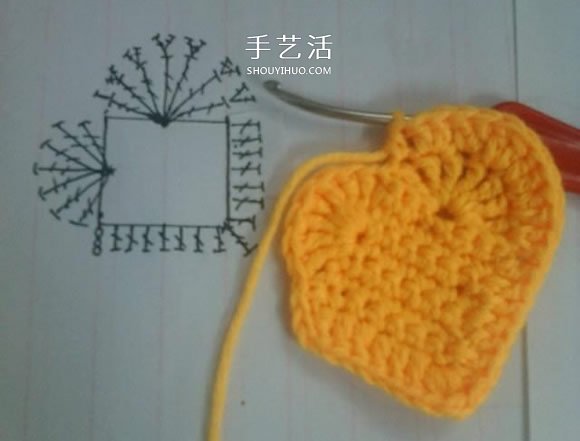 简单钩针编织教程：毛线爱心小挂饰的织法
