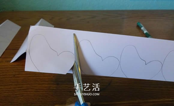 卡纸手工制作蝴蝶 粘贴美丽爱心墙饰的方法
