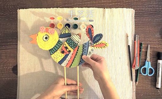 幼儿园硬纸板废物利用 手工做一只多彩的小鸟