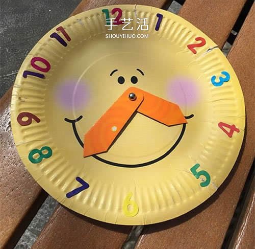 幼儿自制玩具纸盘挂钟的方法 好玩还能认时间