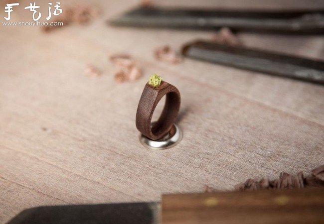选用实心胡桃木雕刻制作的戒指