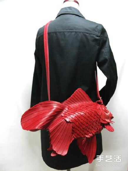 光滑皮革纯手工打造的单肩背金鱼包包