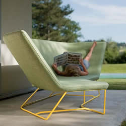 或坐或躺都舒适 针对户外使用设计的沙发