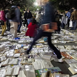 白昼之夜:一万本书流落多伦多街头的艺术活动
