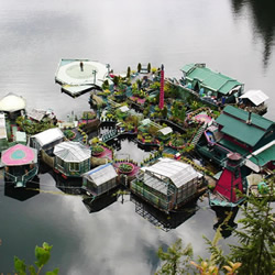 20年时光 艺术家夫妇打造梦幻湖上小村落
