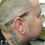 创意纹身：架在耳朵上的圆珠笔