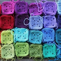 彩虹般绚丽的针织杯垫