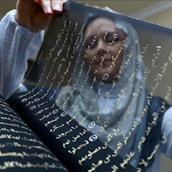 耀眼虔诚！艺术家耗时三年纯手抄的古兰经