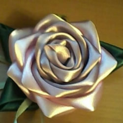 缎带玫瑰花的做法教程 手工缎带玫瑰花折法图解