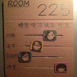 废弃硬纸板制作的创意女生寝室门牌