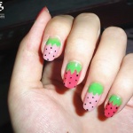 甜美草莓指甲的美甲教程