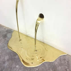 名副其实的“流金”岁月 模拟液体的黄铜雕塑