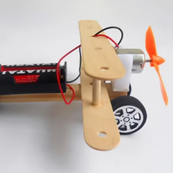 用电动小马达做一架可以跑动的螺旋桨飞机
