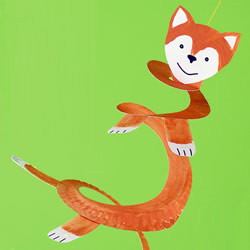 可爱小狐狸挂饰制作 用纸盘做弹簧狐狸的方法
