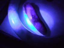 【翡翠百科】a货翡翠在紫光灯下图片，有荧光反应就是假的？