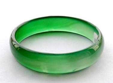 【翡翠百科】玻璃种帝王绿手镯的价格是多少
