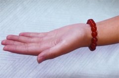 【玛瑙百科】红玛瑙手链戴哪只手合适